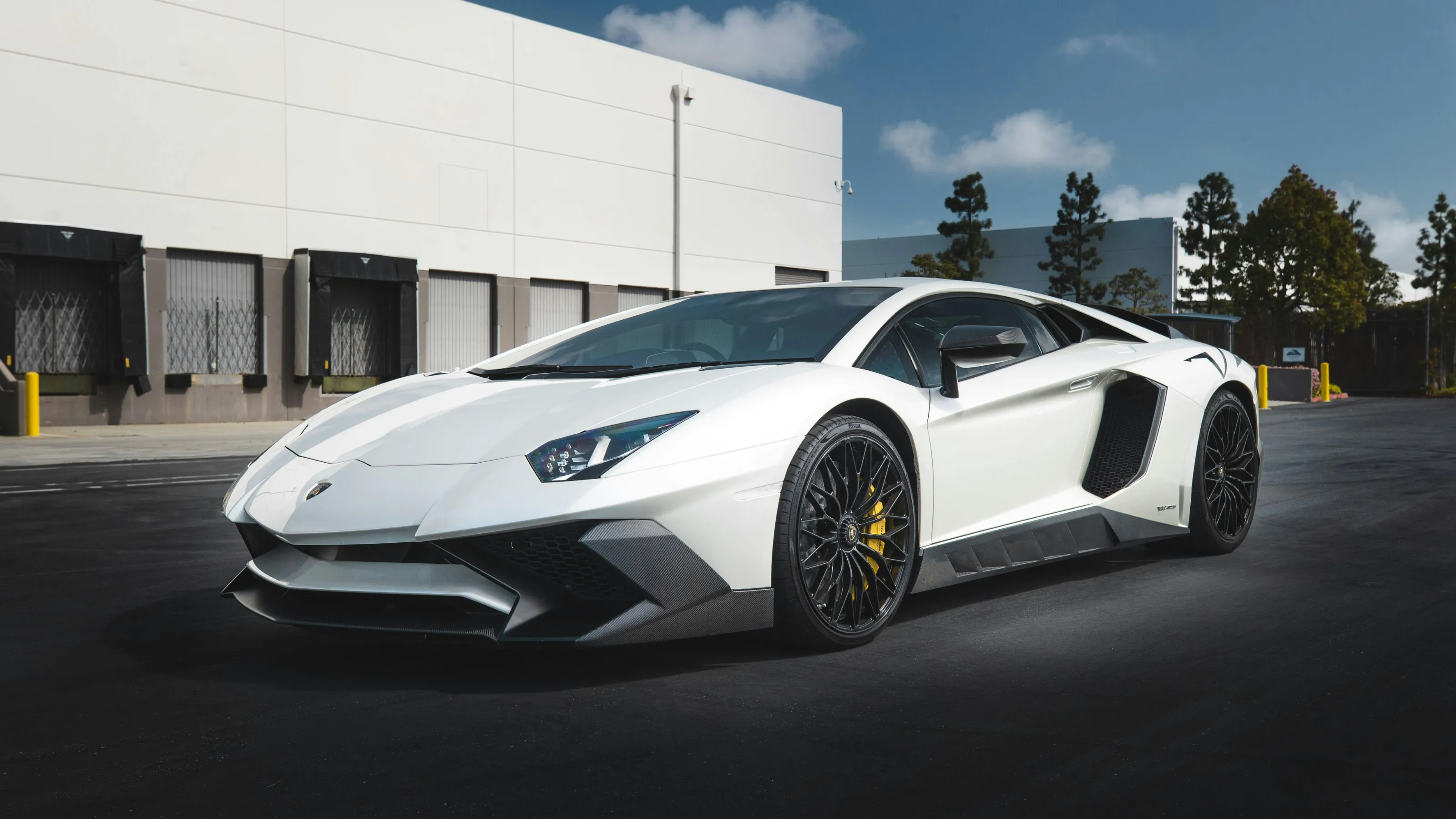 Best luxury supercar rental Dubai — exotic cars available now